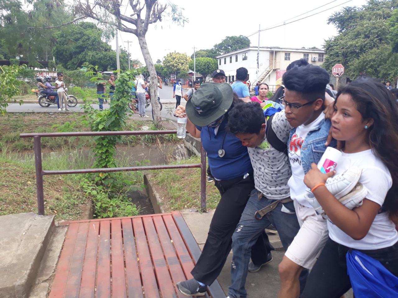 Manifestantes trasladan heridos en la marcha "Somos la voz de los presos políticos" a la parroquia Nuestra Señora de Las Américas. Foto: Cortesía