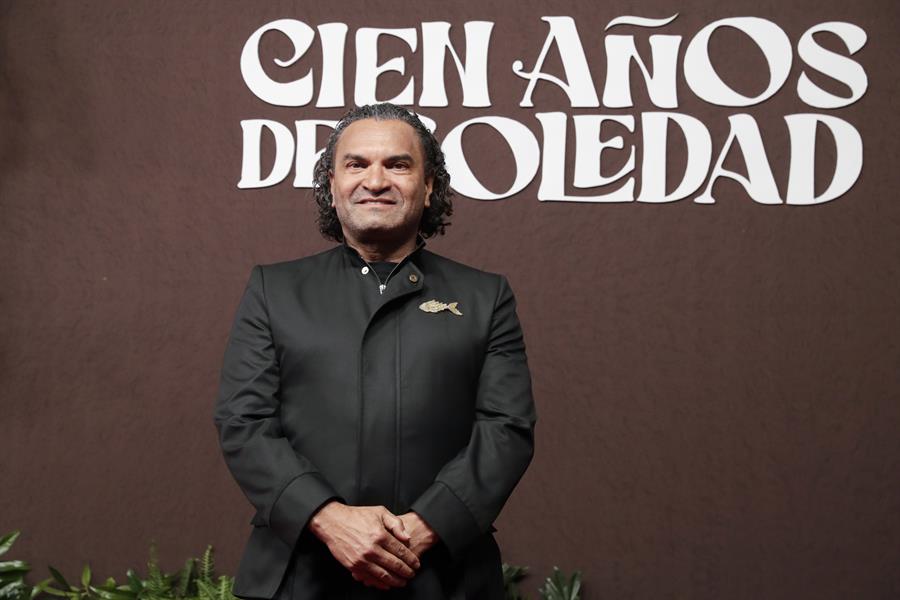 El actor colombiano Diego Vásquez posa en la alfombra roja durante la presentación de la serie de Netflix 'Cien años de soledad'./EFE