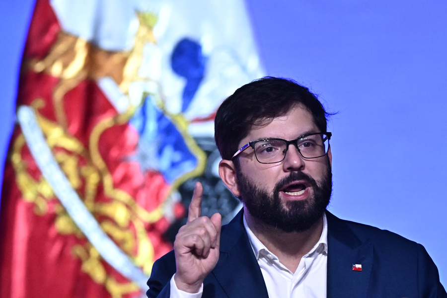 Boric interrumpe su agenda para supervisar la alerta por el terremoto y posible tsunami en Chile./ EFE