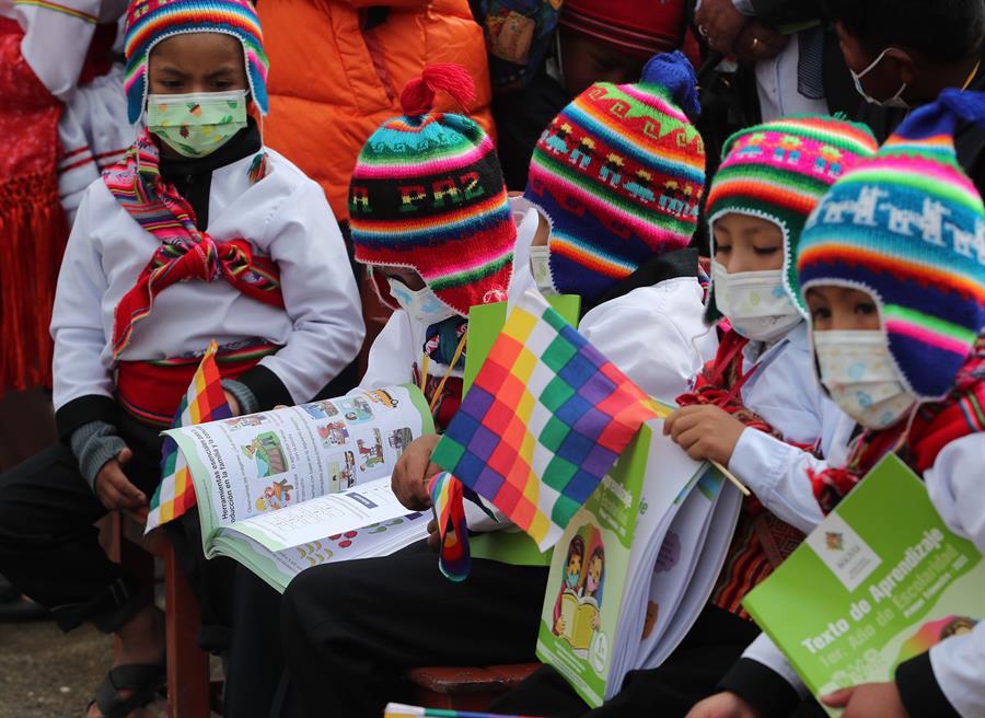 Un grupo de niños atiende un evento en su colegio en la ciudad de El Alto (Bolivia), en una fotografía de archivo. /EFE
