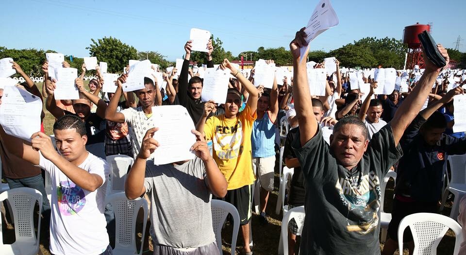 Reos recibiendo carta de libertad, Foto: Jairo Cajina