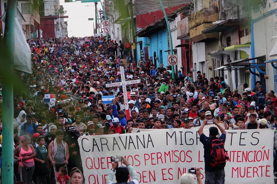 Fotografía aérea de migrantes caminando en caravana este lunes, para intentar llegar a EEUU desde la ciudad de Tapachula, estado de Chiapas (México)/. EFE