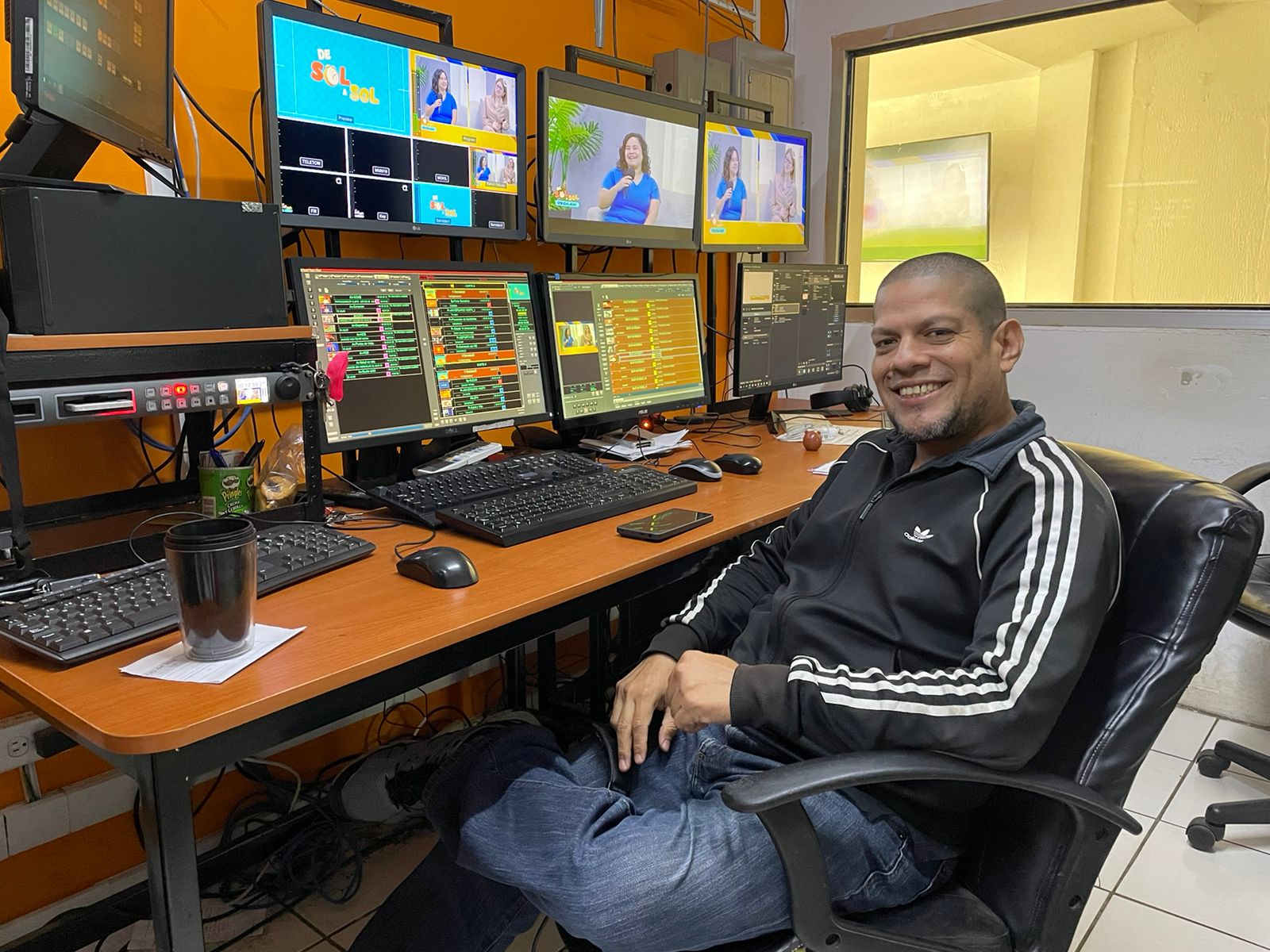 Danilo Peña Gill, colabora desde hace 19 años para esta empresa, donde se desempeña como operador de control máster./ Gloria Acosta