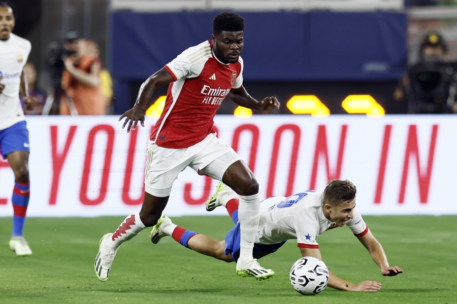El centrocampista Thomas Partey (centro), cuando era futbolista del Arsenal. /EFE