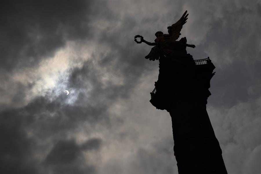 Fotografía de archivo durante el eclipse solar anular, denominado “el anillo de fuego”, desde Ciudad de México./ EFE