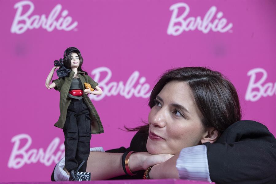 La directora mexicana Lila Áviles posa junto a una muñeca Barbie con su imagen./ EFE