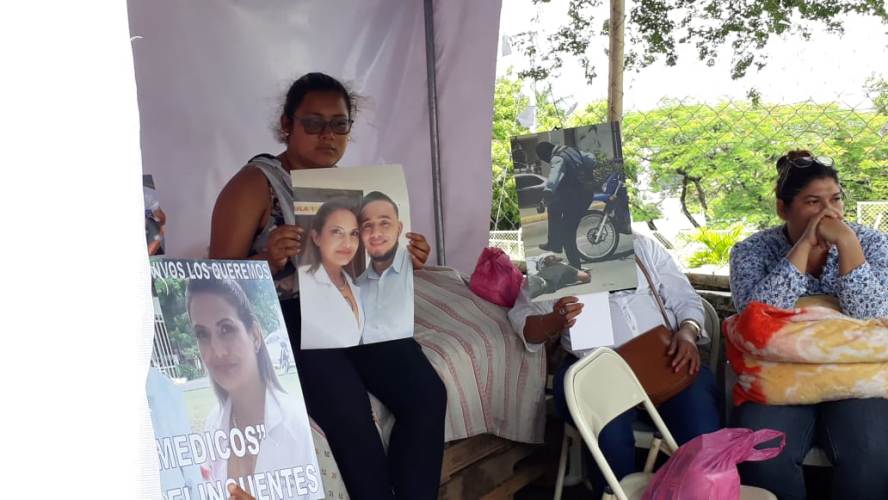 Familiares de médicos detenidos en el Chipote.