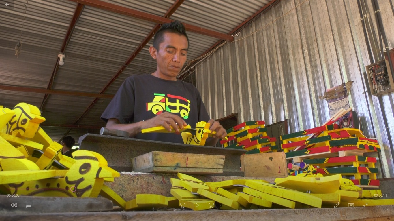 El taller Juguetes Castro utiliza la madera de aceituno por su secado fácil y rápido. /Salvador García