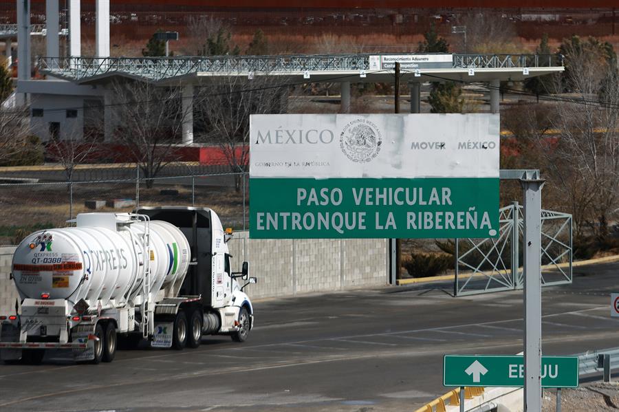 Un vehículo transita por el área de carga de Puente de Tornillo, el 8 de febrero de 2024, en Ciudad Juárez (México). /EFE