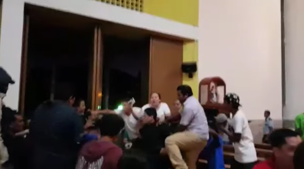 Simpatizantes del Gobierno agreden a sacerdote en la catedral de Managua / Cortesía