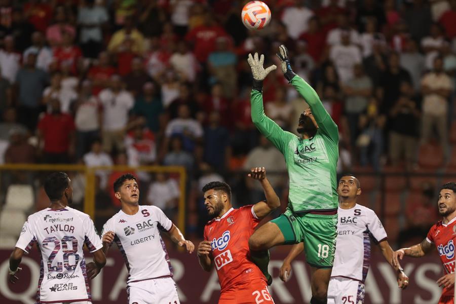 Esteban Alvarado (arriba) portero de Saprissa atrapa un balón, en un partido de la Copa Centroamericana entre Real Estelí y Deportivo Saprissa. EFE