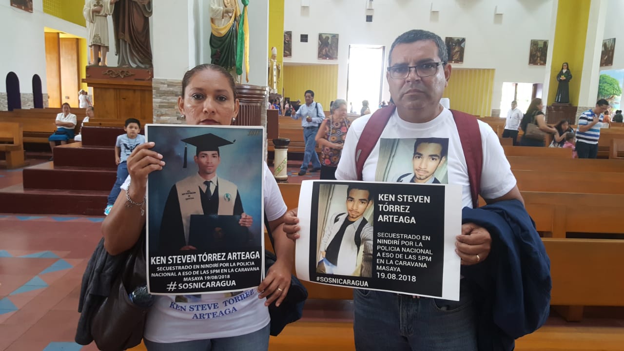 Padres de Ken Tórrez Arteaga, joven detenido mientras participaba en una protesta pacífica. Foto: Jimmy Romero