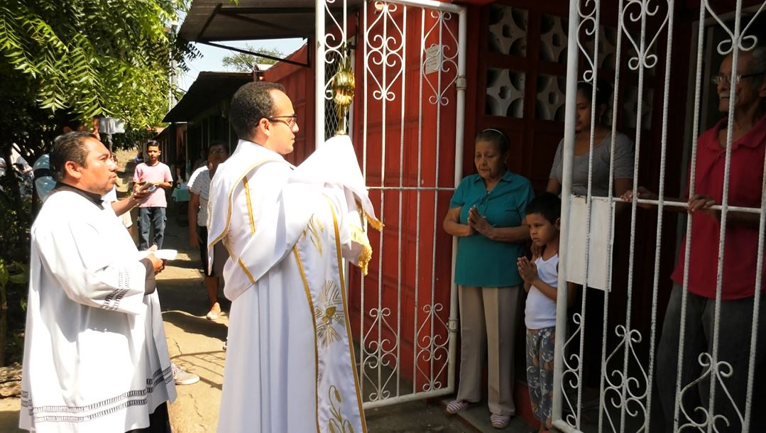 Sacerdote lleva imagen a los barrios / Lorenzo Vega