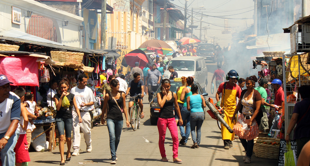 Comerciantes toman las debidas medidas de fumigar  sus negocios.