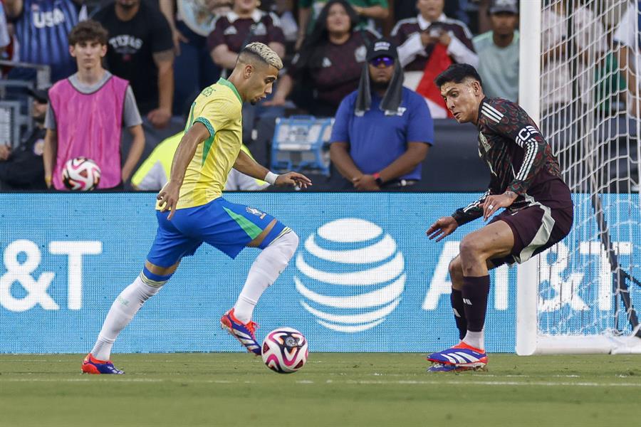 El defensa brasileño Yan Couto (i) intenta regatear al mexicano Edson Alvarez (d) durante un partido amistoso. /EFE