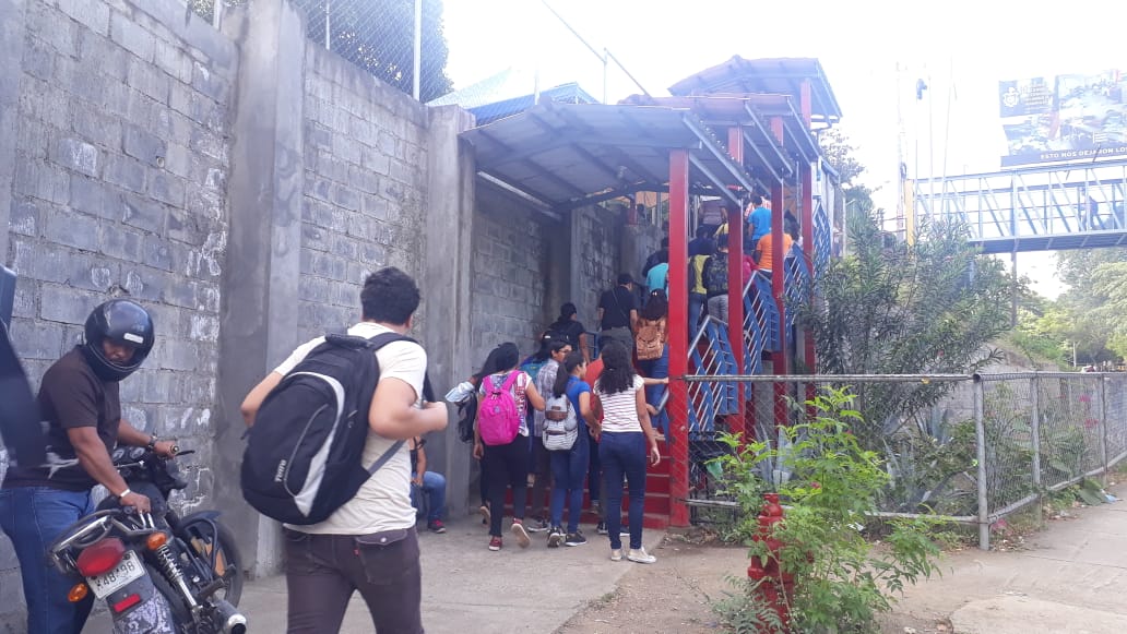 En los portones principales de la universidad se realizó revisiones de mochilas y bolsos. Foto Elizabeth Reyes.