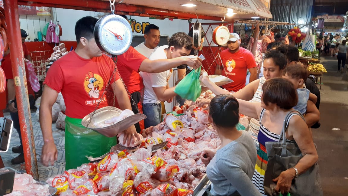 Mercados abarrotado de carnes / Jimmy Rimero