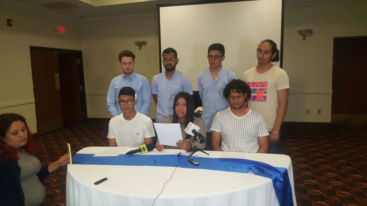 Representantes de los movimientos universitarios en Nicaragua, durante una conferencia de prensa.