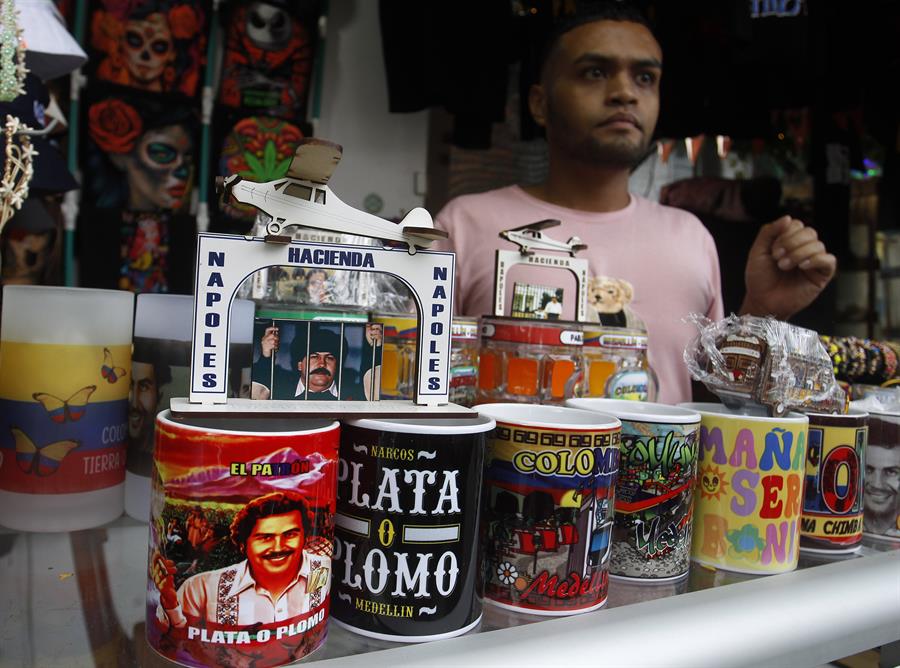 Un hombre ofrece productos con imágenes alusivas al narcotraficante colombiano Pablo Escobar./ EFE