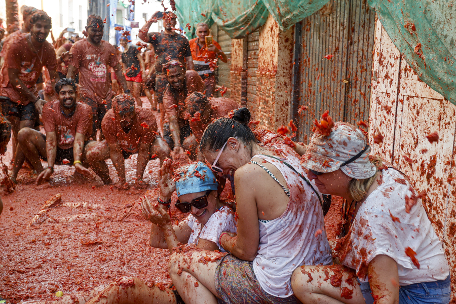 Con una munición festiva de 120.000 kilos de tomate, Buñol se sumerge un año más en su Tomatina./ EFE