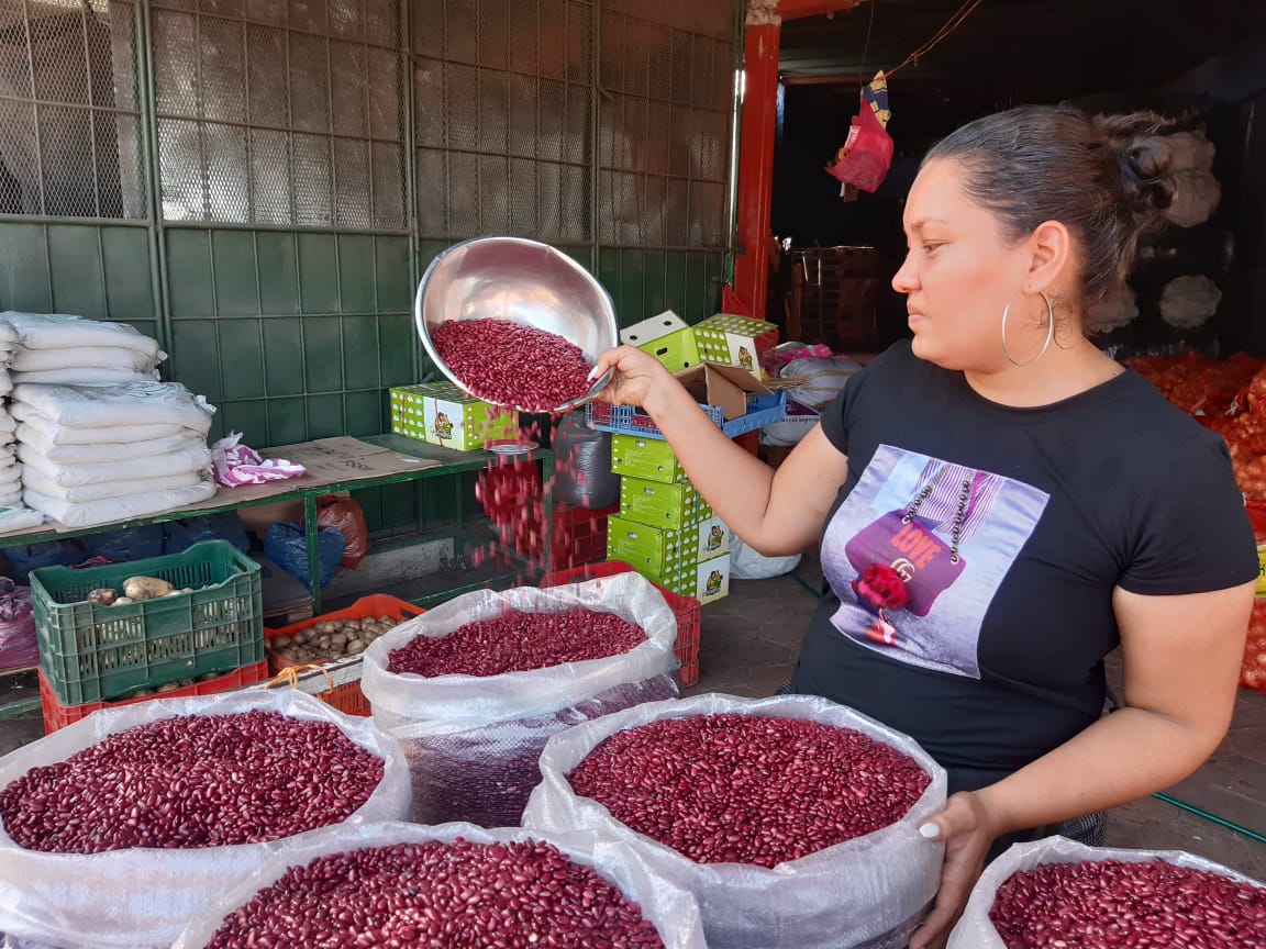 Keren Zeledón, comerciante del Mercado Orienta. FOTO: JIMMY ROMERO | VOS TV