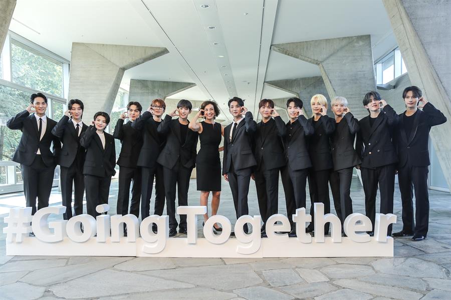 La directora general de la Unesco, Audrey Azoulay (centro), junto a miembros de K-Pop Seventeen./ EFE