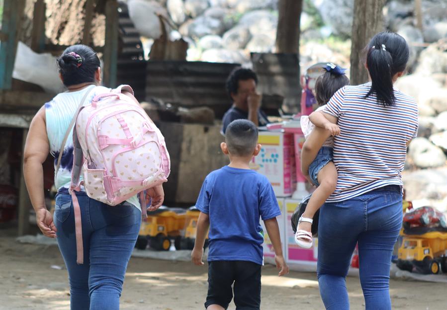 Migrantes caminan por una zona aledaña al Río Suchiate hoy, en Ciudad Hidalgo, en Chiapas (México). /EFE