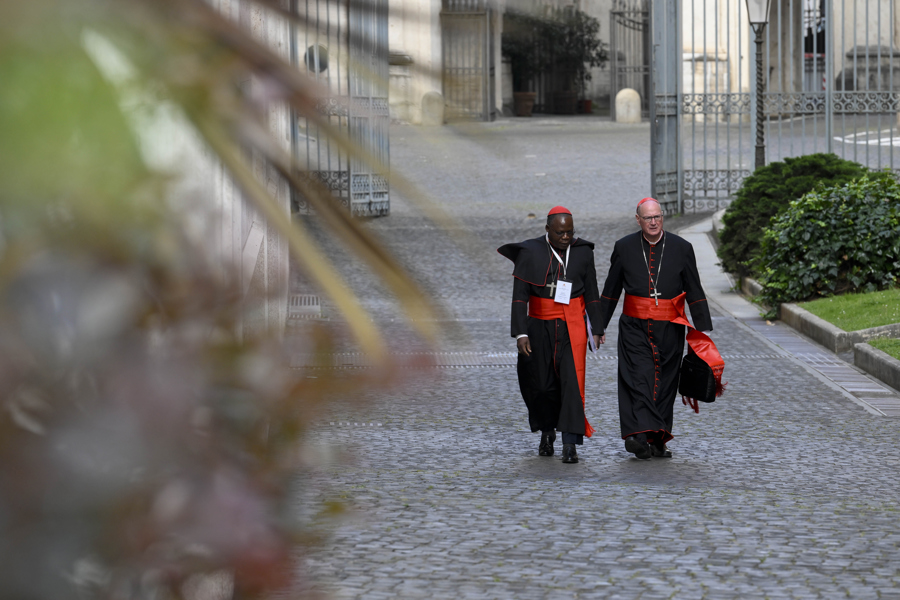 Cardenales asisten a la quinta congregación general para perfilar al próximo pontífice./ EFE