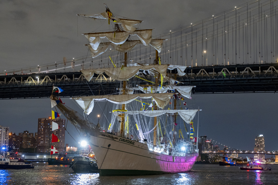 Fotografía del buque escuela mexicano Cuauhtémoc junto al puente de Brooklyn, en Nueva York./ EFE