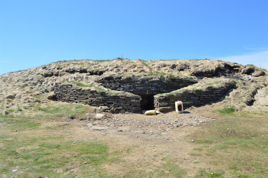 Restos de una tumba neolítica con 5.000 años de antigüedad en Escocia, en la que se tomaron muestras de 15 individuos para concluir que los humanos consumían algas y otras plantas procedentes de agua dulce hace miles de años. /EFE