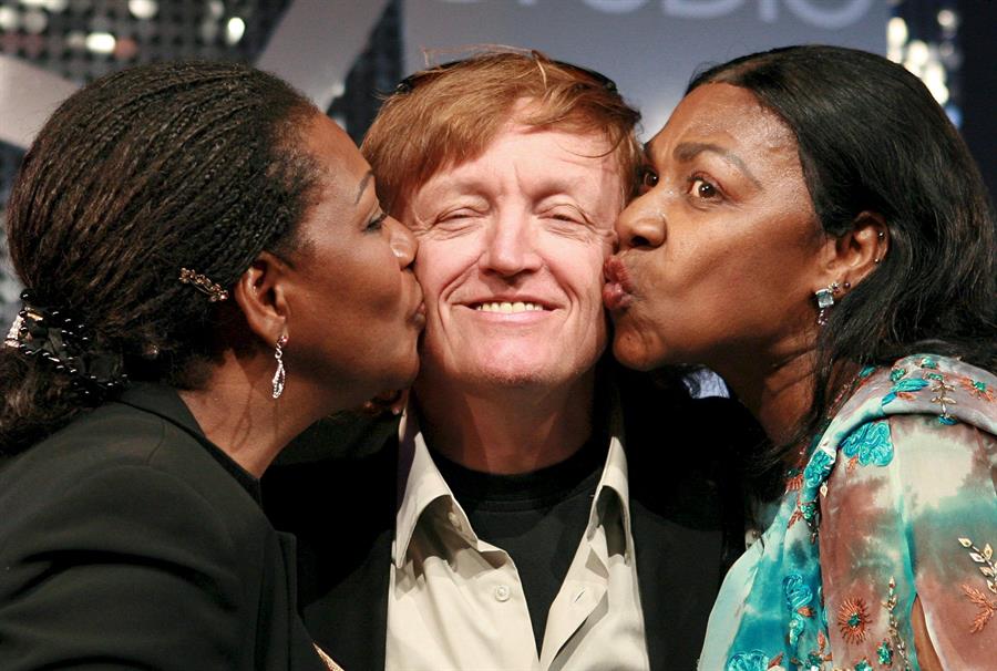 Las excantantes del grupo Boney M, Liz Mitchell (izda) y Marcia Barret (dcha) besan al productor Frank Farian durante el estreno del musical 'Daddy Cool' en Berlín, Alemania, el 26 de abril de 2007. /EFE