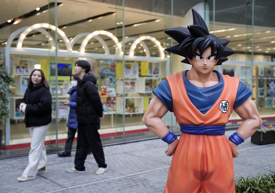 Varios viandantes pasan junto a una escultura de Son Goku, personaje de Dragon Ball, del dibujante de manga nipón Akira Toriyama./ EFE