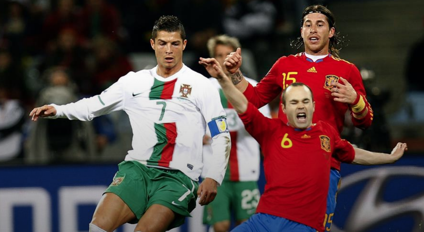 El español Andrés Iniesta,d, y el portugués Cristiano Ronaldo./ EFE