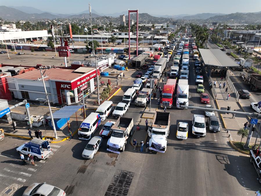 Transportistas bloquean una carretera este jueves en el balneario de Acapulco (México). /EFE