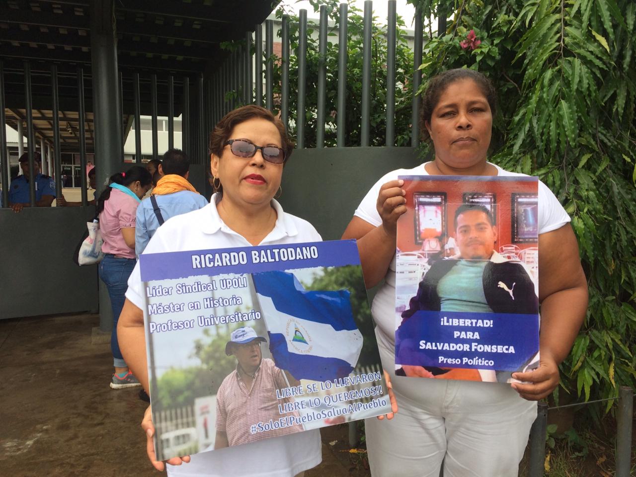 Familiares de Ricardo Baltodano y Salvador Fonseca, acusados de quemar el plantel de la Alcaldía de Managua del Distrito VI. Foto: Walkiria Chavarría