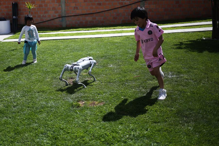 Niños juegan con un perro robot en el museo Creators, el 11 de enero de 2024, en Achocalla (Bolivia). /EFE