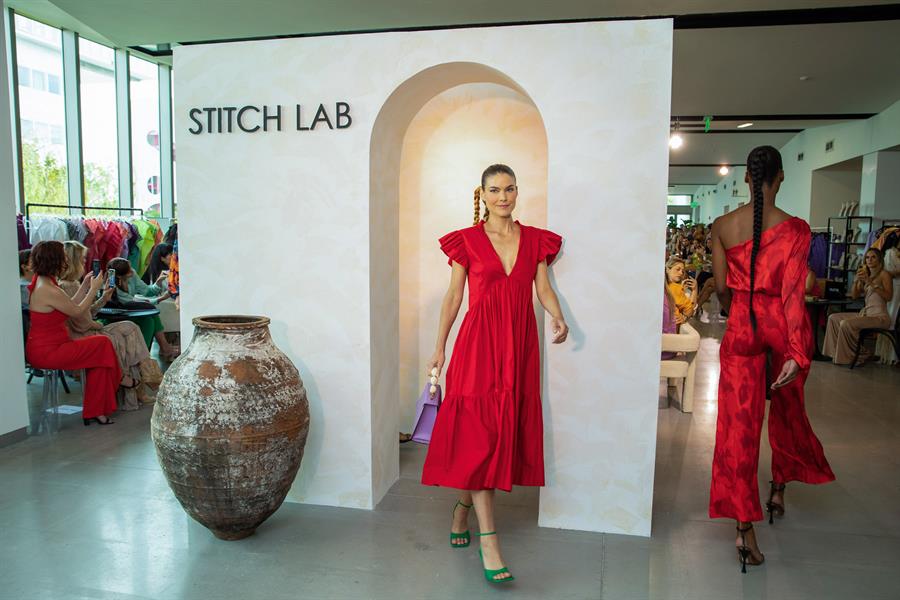 Foto de julio de 2022 cedida por la plataforma Stitch Lab donde aparecen modelos desfilando las creaciones presentadas en esta reconocida incubadora de la industria de la moda y el diseño. /EFE