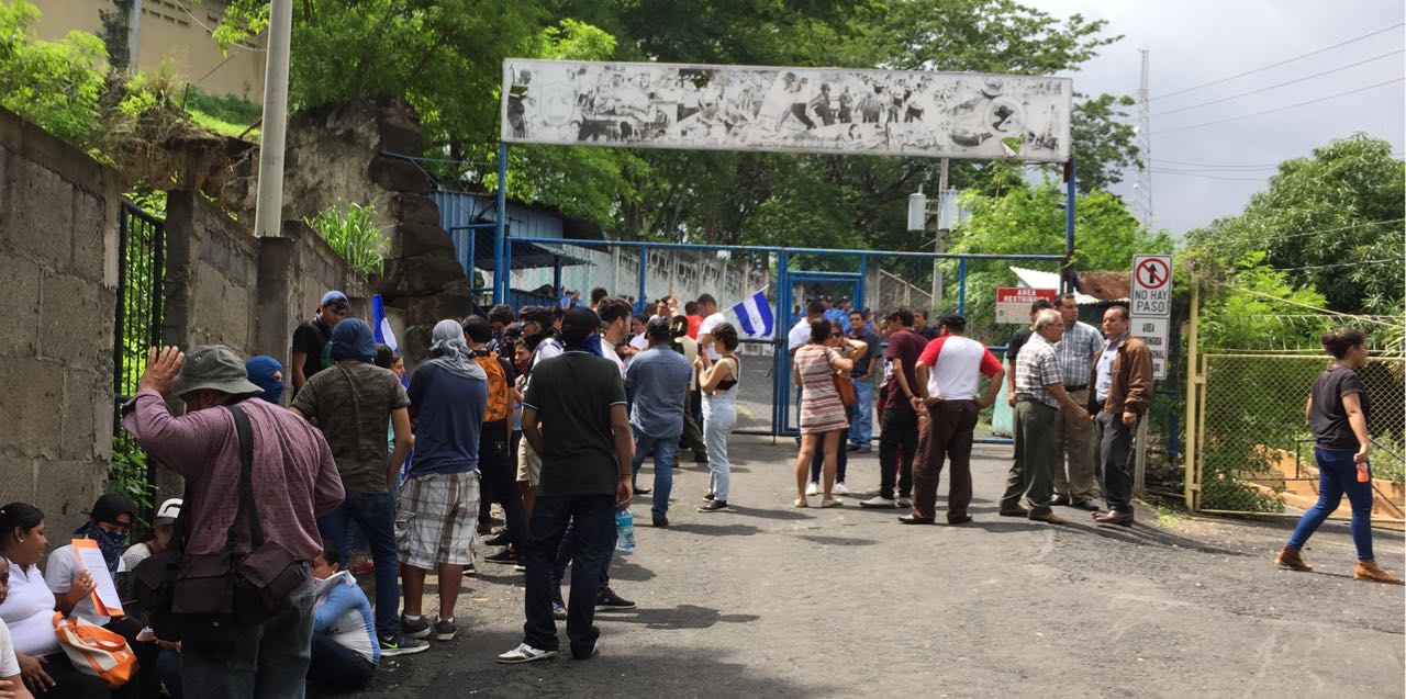 Familiares de detenidos en las afueras de la Dirección de Auxilio Judicial, conocido como El Chipote. Foto: Gerall Chávez