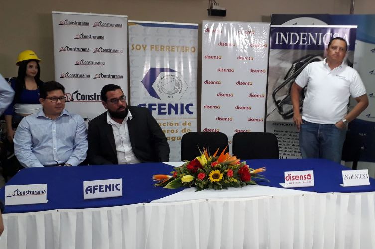 Durante la conferencia de prensa brindada por miembros de la Asociación de Ferreteros de Nicaragua (AFENIC).