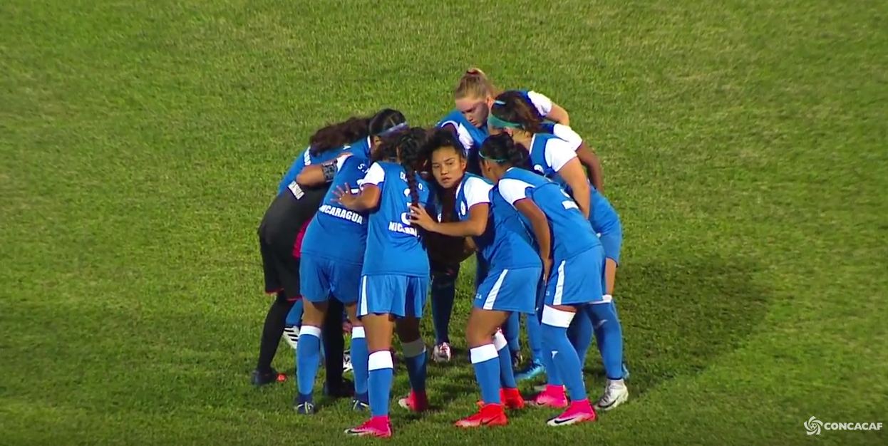 Selección Nicaragüense de Futbol Femenino Sub20, previo al inicio del partido contra Trinidad y Tobago. Foto: Concacaf