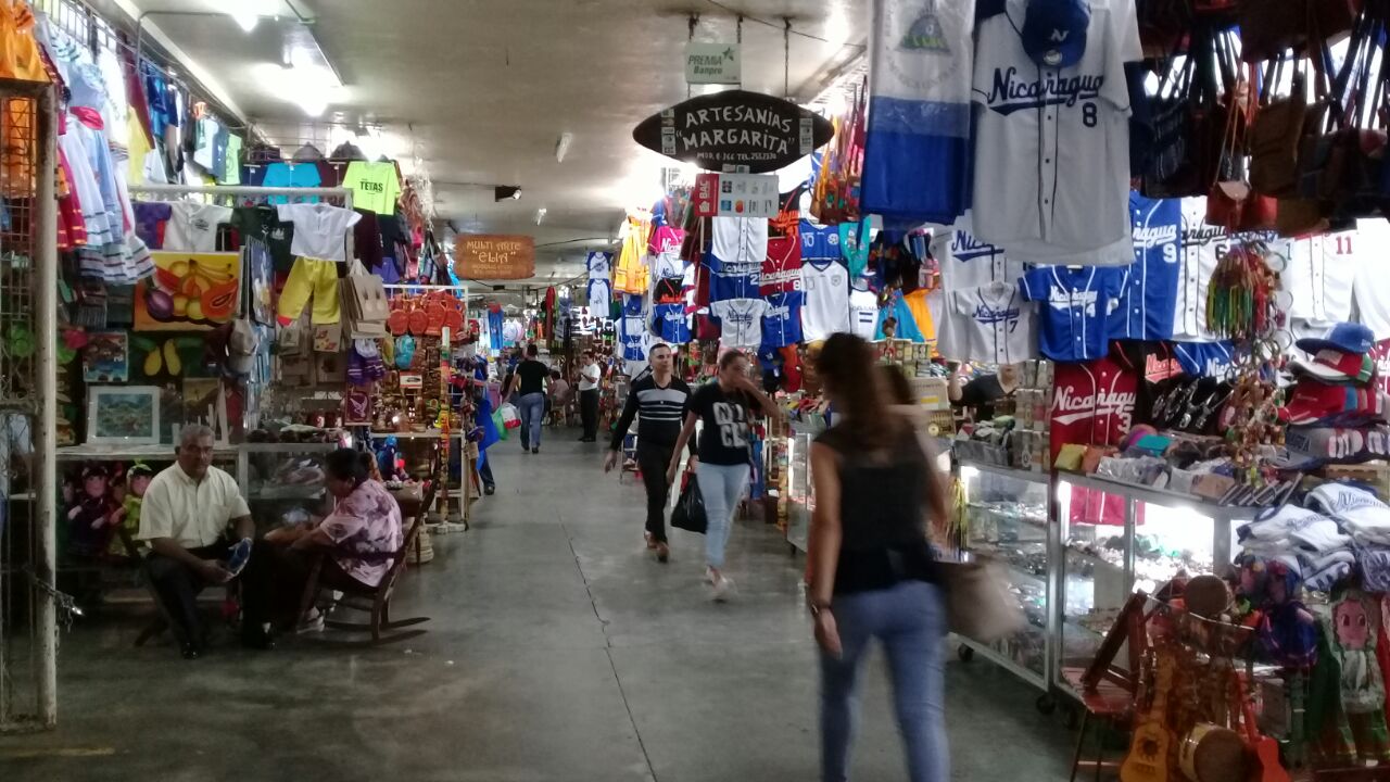En los pasillos del sector de artesías del mercado Roberto Huembes se ven muy pocos compradores. Foto: Héctor Rosales.