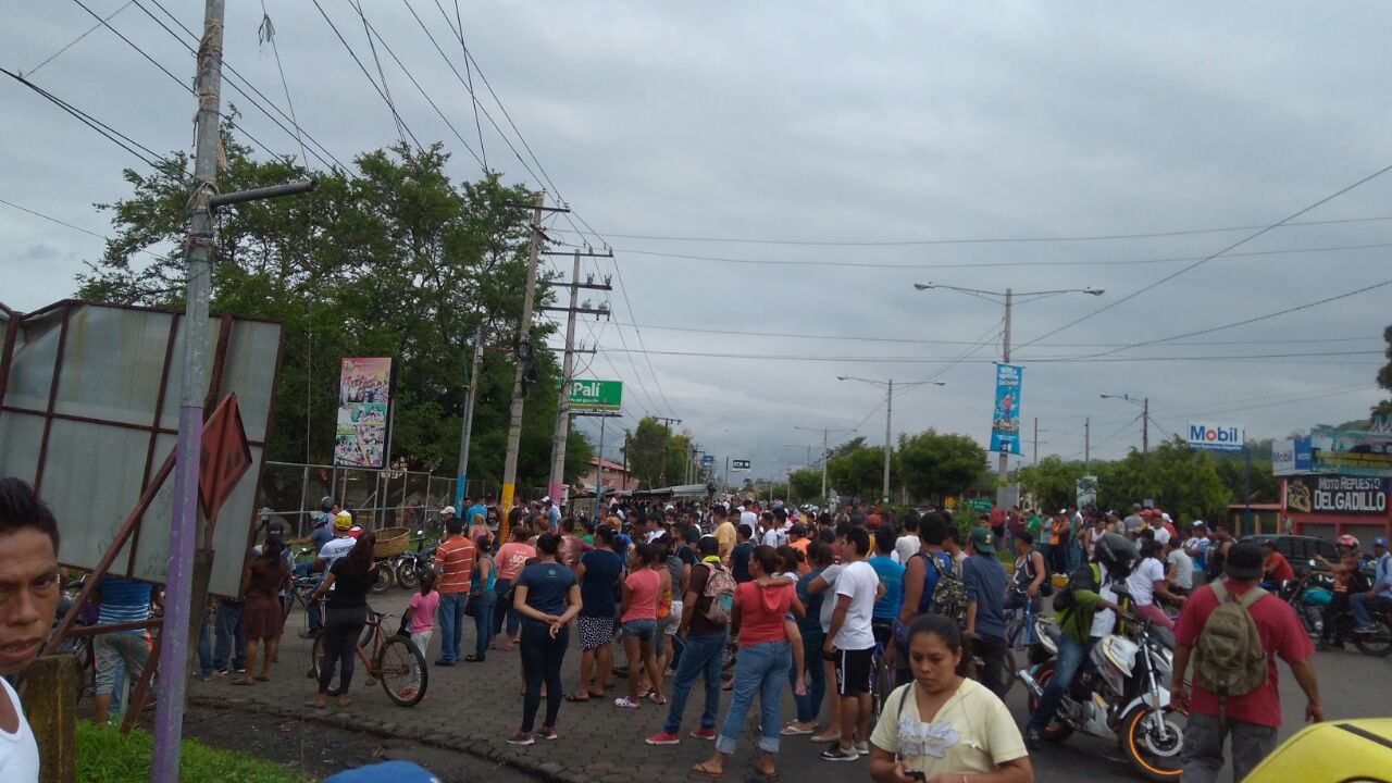 Población resguarda Maxi Palí de Masaya. Foto Cortesía