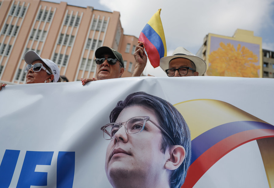 Personas se manifiestan con carteles y banderas durante la "Marcha del silencio" este domingo, en Cali (Colombia)./ EFE