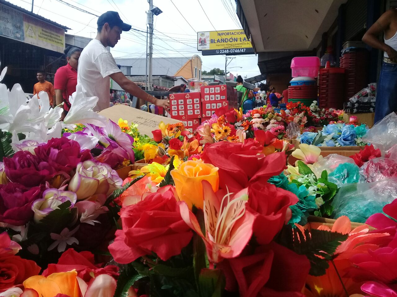 El Día de las Madres ha significado, por muchos años, uno de los días de mayor venta para el comercio en el país. Foto: Héctor Rosales