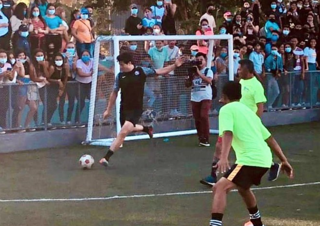 Danilo Carrera juega futbol con jóvenes en riesgo en el Conchita Palacios -  Vos TV