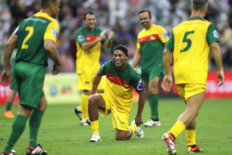 El exfutbolista Ronaldinho Gaúcho (c) se divierte este domingo durante un partido en favor de las víctimas de las devastadoras inundaciones./EFE