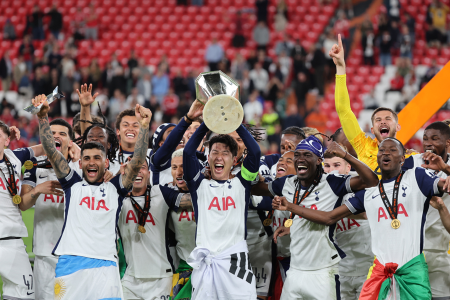 Los jugadores del Tottenham celebran con el trofeo el título de la Liga Europa./ EFE