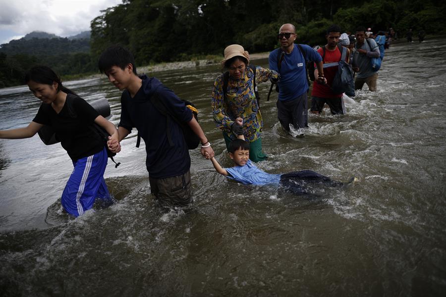 Migrantes cruzan el río Turquesa en Darién./ EFE