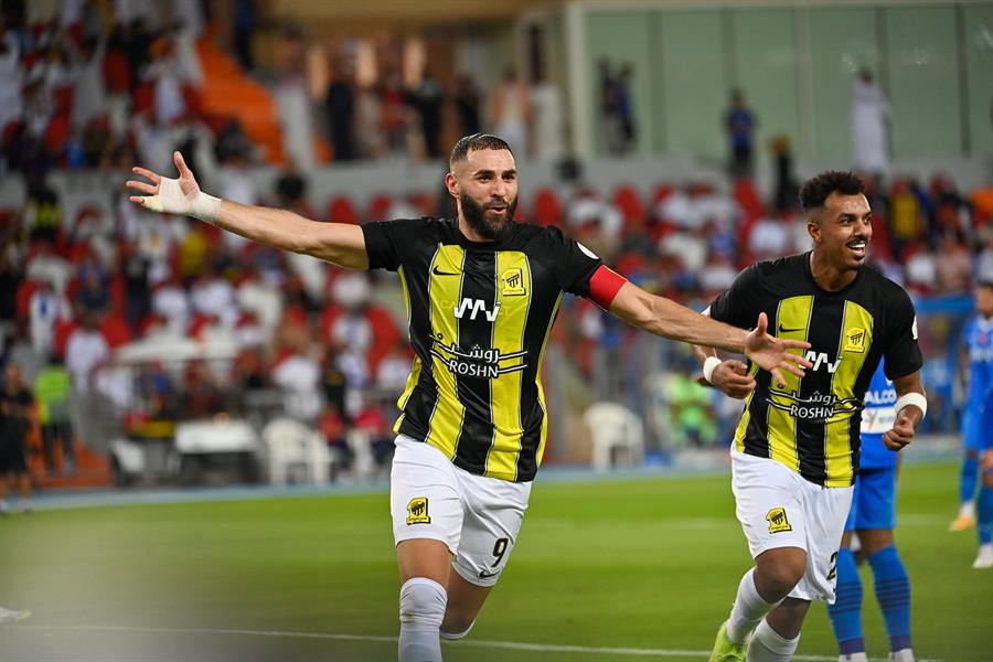 El jugador del Al Ittihad Karim Benzema celebra un gol. /EFE