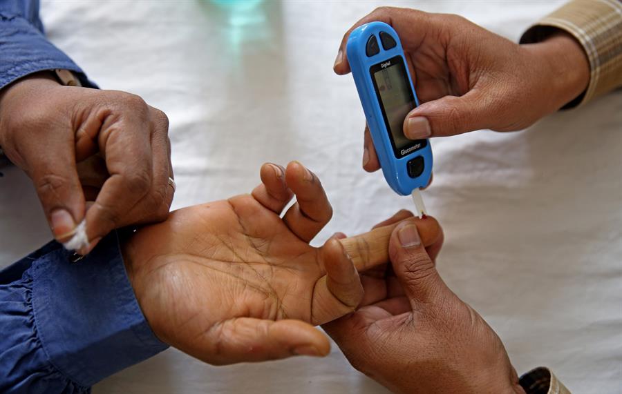 Imagen de archivo de una persona haciéndose un test de diabetes. /EFE